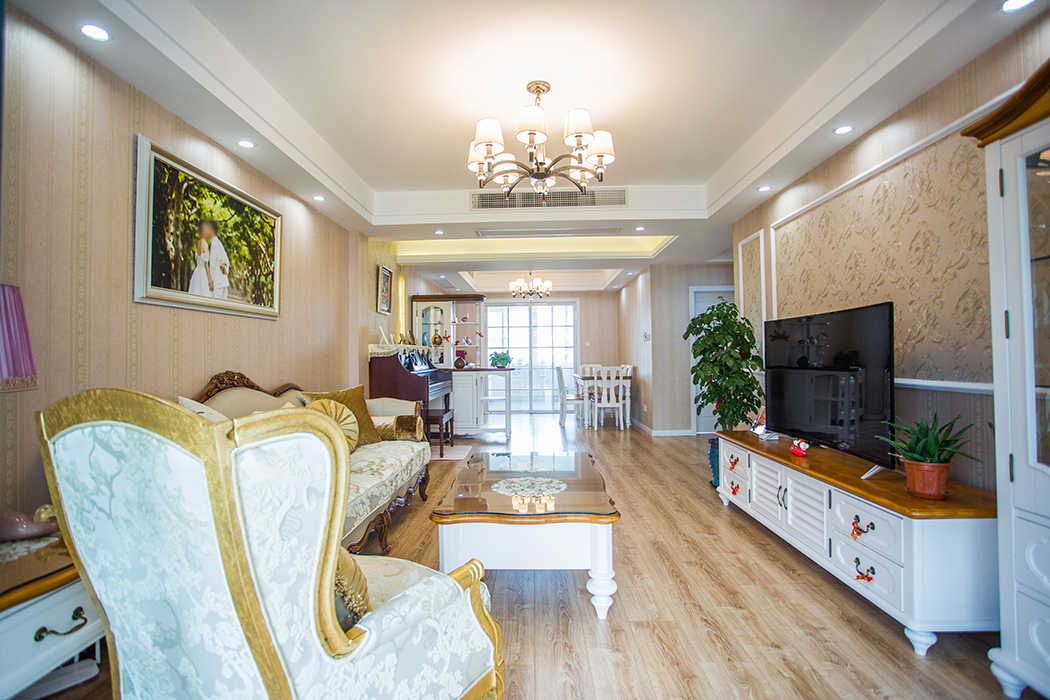 柔美的米色、純凈的白色、沉靜的棕褐色，一切呈現(xiàn)祥和與平靜的氣質(zhì)，仿佛置身完美的夢幻場景，讓人不敢驚擾。
