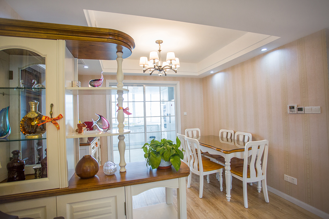 每個(gè)功能空間的氛圍強(qiáng)調(diào)結(jié)合使用者的習(xí)性呈現(xiàn)，在設(shè)計(jì)上講究心靈的自然回歸感，給人一種撲面而來的濃郁氣息，隨處可見的花卉和綠色植物、精心雕刻的家具，所有的一切從整體上營造出一種歐式優(yōu)雅和浪漫。
