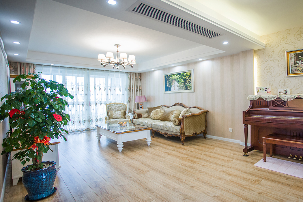 每個(gè)功能空間的氛圍強(qiáng)調(diào)結(jié)合使用者的習(xí)性呈現(xiàn)，在設(shè)計(jì)上講究心靈的自然回歸感，給人一種撲面而來的濃郁氣息，隨處可見的花卉和綠色植物、精心雕刻的家具，所有的一切從整體上營造出一種歐式優(yōu)雅和浪漫。
