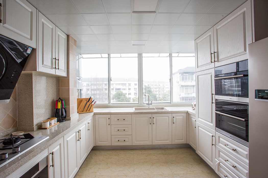 將清洗臺(tái)安放在窗戶前面，讓你在清洗時(shí)更加容易分辨，便于清洗，也讓你在勞作時(shí)欣賞外面的自然景色，感受外面清新的空氣，讓你勞作的疲勞輕而易舉的消除。
