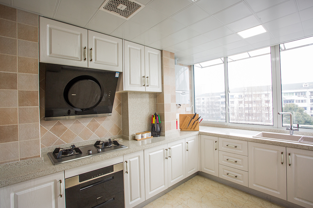 將清洗臺(tái)安放在窗戶前面，讓你在清洗時(shí)更加容易分辨，便于清洗，也讓你在勞作時(shí)欣賞外面的自然景色，感受外面清新的空氣，讓你勞作的疲勞輕而易舉的消除。
