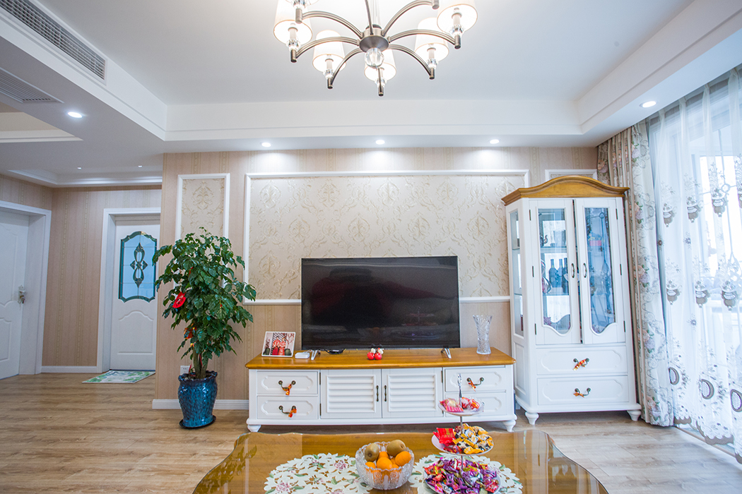 每個(gè)功能空間的氛圍強(qiáng)調(diào)結(jié)合使用者的習(xí)性呈現(xiàn)，在設(shè)計(jì)上講究心靈的自然回歸感，給人一種撲面而來的濃郁氣息，隨處可見的花卉和綠色植物、精心雕刻的家具，所有的一切從整體上營造出一種歐式優(yōu)雅和浪漫。
