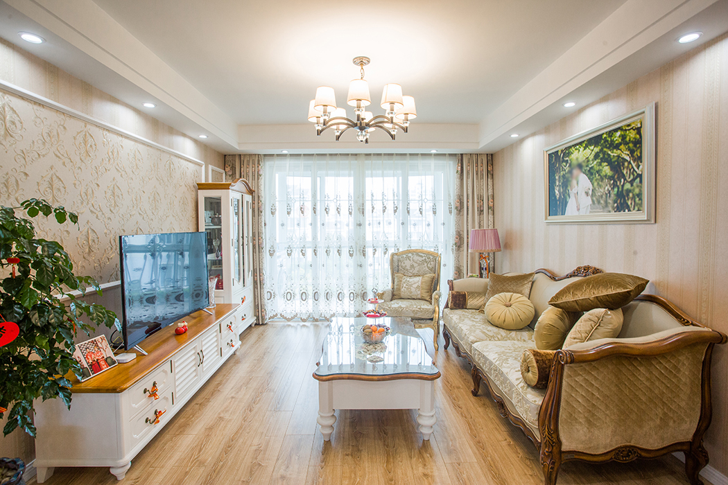 每個(gè)功能空間的氛圍強(qiáng)調(diào)結(jié)合使用者的習(xí)性呈現(xiàn)，在設(shè)計(jì)上講究心靈的自然回歸感，給人一種撲面而來的濃郁氣息，隨處可見的花卉和綠色植物、精心雕刻的家具，所有的一切從整體上營造出一種歐式優(yōu)雅和浪漫。
