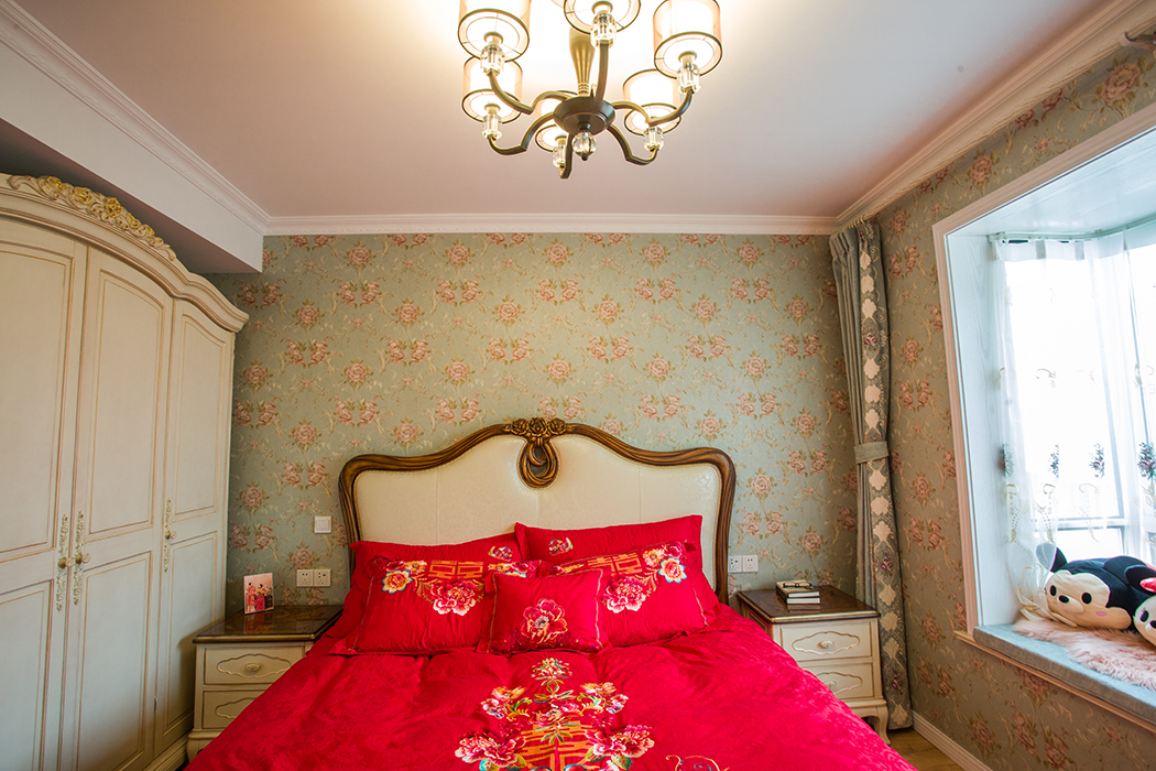 在歐式臥室的設(shè)計(jì)上，追求的是優(yōu)雅獨(dú)特、尊貴浪漫的設(shè)計(jì)風(fēng)格。一般采用傳統(tǒng)的那種中軸對(duì)稱的四平八穩(wěn)得形  式，而 不 用 不 對(duì)  稱 的 自 由 式 布 局。在 設(shè) 計(jì) 臥 室  時(shí)，追 求 時(shí) 尚 而 不 浮 躁 ，莊 重 典 雅 而 不乏 輕 松 浪 漫 的 感 覺。
