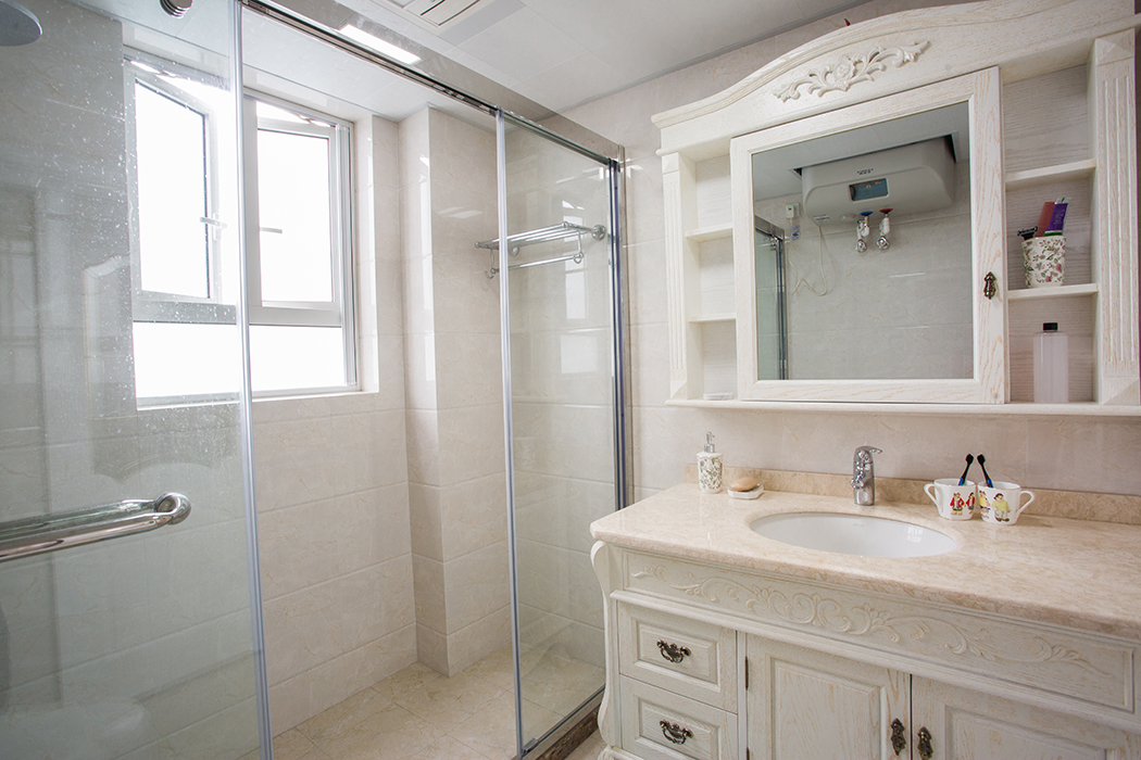 衛(wèi)  生  間    整   體   設(shè)  計(jì)  以  干  凈  、易   清   洗   為   設(shè)   計(jì)   宗    旨  ， 清   新  、淡   雅    的   象牙白淺色系色彩作為整間歐式風(fēng)格衛(wèi)生間設(shè)計(jì)的主色調(diào)，充滿了溫暖氣息。衛(wèi)生間設(shè)計(jì)空間大，簡潔而不失優(yōu)雅。
