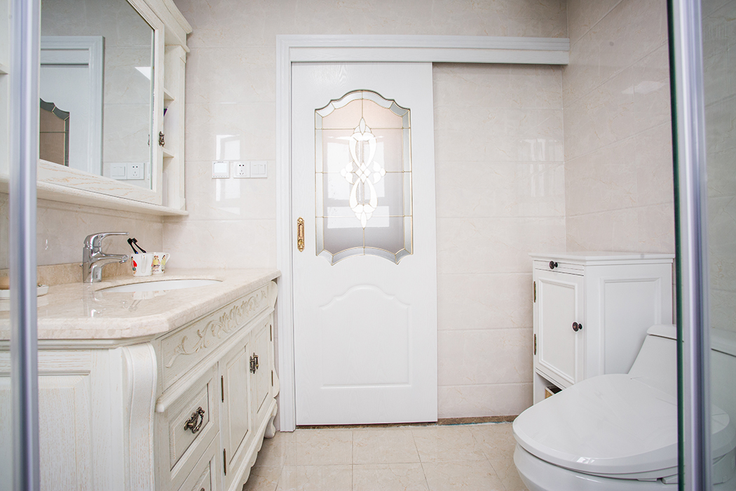 衛(wèi)  生  間    整   體   設(shè)  計(jì)  以  干  凈  、易   清   洗   為   設(shè)   計(jì)   宗    旨  ， 清   新  、淡   雅    的   象牙白淺色系色彩作為整間歐式風(fēng)格衛(wèi)生間設(shè)計(jì)的主色調(diào)，充滿了溫暖氣息。衛(wèi)生間設(shè)計(jì)空間大，簡潔而不失優(yōu)雅。
