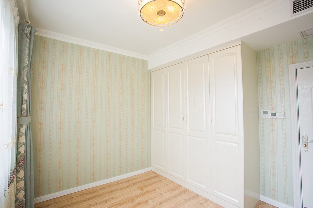 無論是床背景還是次序井然的墻紙，抑或是窗前的慵懶似的窗臺(tái)，在任何一個(gè)角落，都能體會(huì)到主人悠然自得的生活和陽光般明媚的心情。
