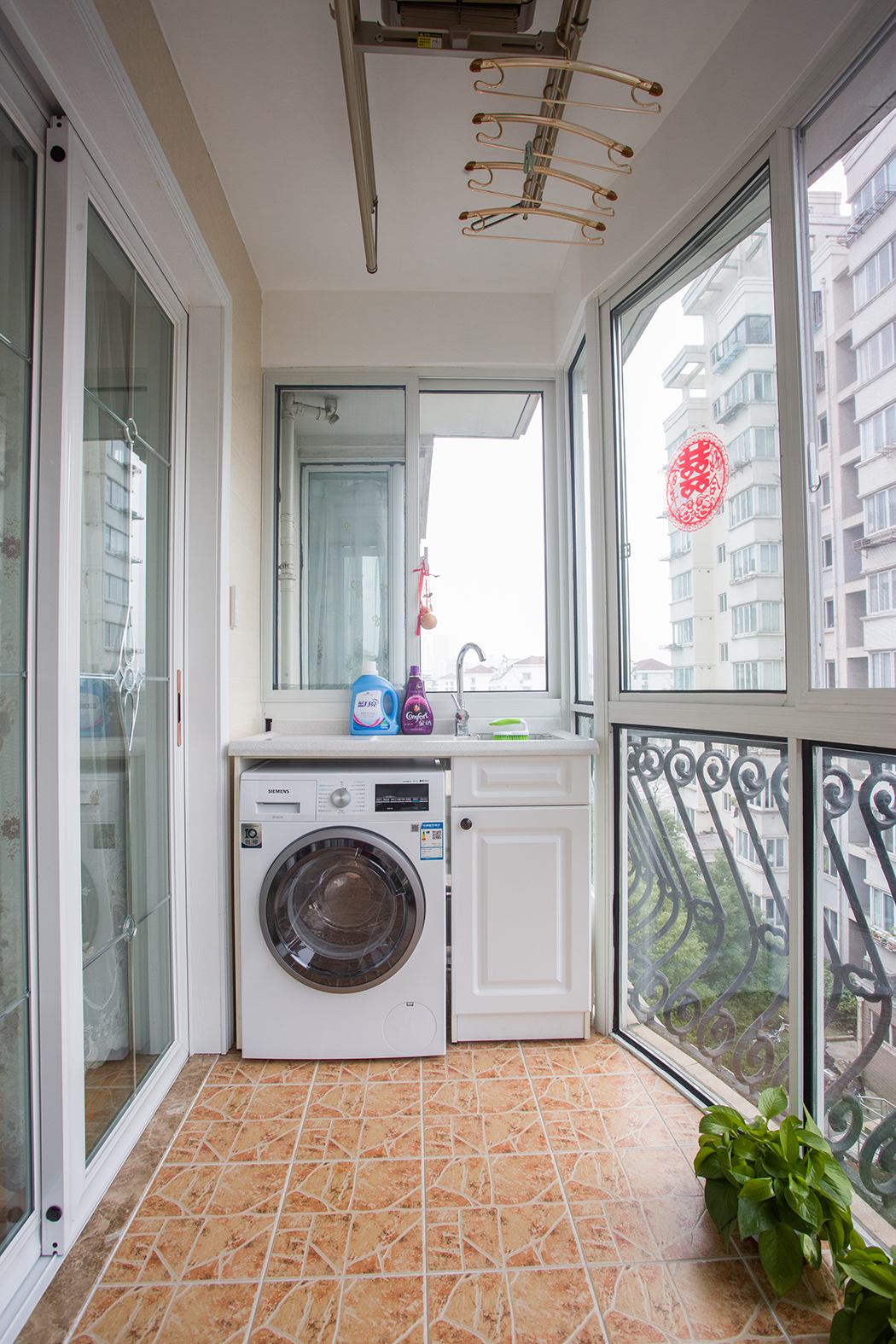 營造家庭“小花園”綠色植物就如春的使者，撩起人們對(duì)美好生活的種種遐想，那生生不息的感覺讓人對(duì)生活充滿了信心。綠葉和紅花幾乎是絕配，在平平淡淡中綻放活力，在白墻木地中釋放熱情，深呼吸一口，滿胸透心涼的清爽與舒適。
