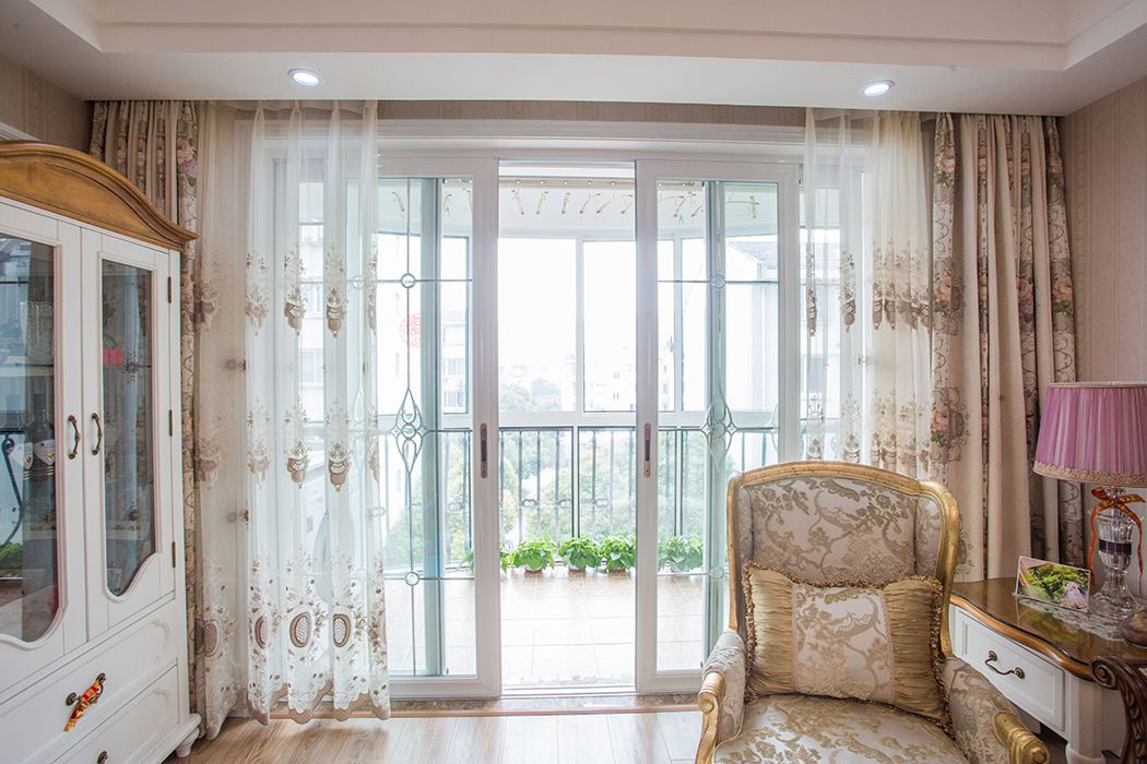 營造家庭“小花園”綠色植物就如春的使者，撩起人們對(duì)美好生活的種種遐想，那生生不息的感覺讓人對(duì)生活充滿了信心。綠葉和紅花幾乎是絕配，在平平淡淡中綻放活力，在白墻木地中釋放熱情，深呼吸一口，滿胸透心涼的清爽與舒適。