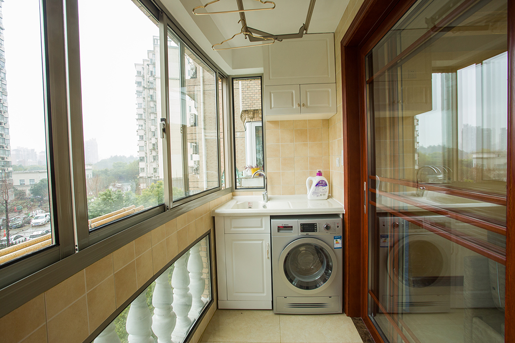 該業(yè)主做婚房用，追求高端的品質(zhì)生活。整體的室內(nèi)設(shè)計，以美式為主，配以美式原木風(fēng)格點綴，配以硬裝軟裝的搭配，使二者渾然一體的融合在空間的每處細(xì)節(jié)，視覺上高端大氣，色調(diào)穩(wěn)重而不失喜慶，展現(xiàn)了主人優(yōu)雅的內(nèi)涵和品位。
