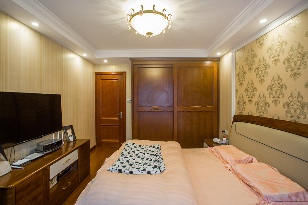 主臥采用深色家具，與深色地板的呼應(yīng)，讓整個空間得到放大，精致的床頭背景，彰顯業(yè)主對于穩(wěn)重生活的釋然，穩(wěn)而不俗，淺而不飄。
