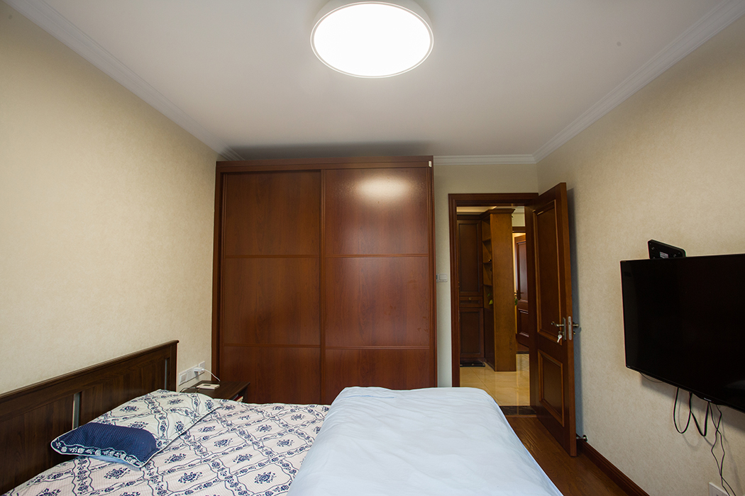 主臥采用深色家具，與深色地板的呼應(yīng)，讓整個空間得到放大，精致的床頭背景，彰顯業(yè)主對于穩(wěn)重生活的釋然，穩(wěn)而不俗，淺而不飄。
