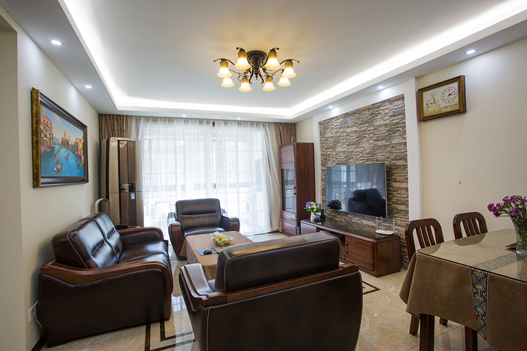 因為是一樓地面最終做的拼花地磚設計，電視墻采用文化磚做背景，小區房型結構問題，強電箱位置無法移動，這邊后期做掛畫裝飾。
