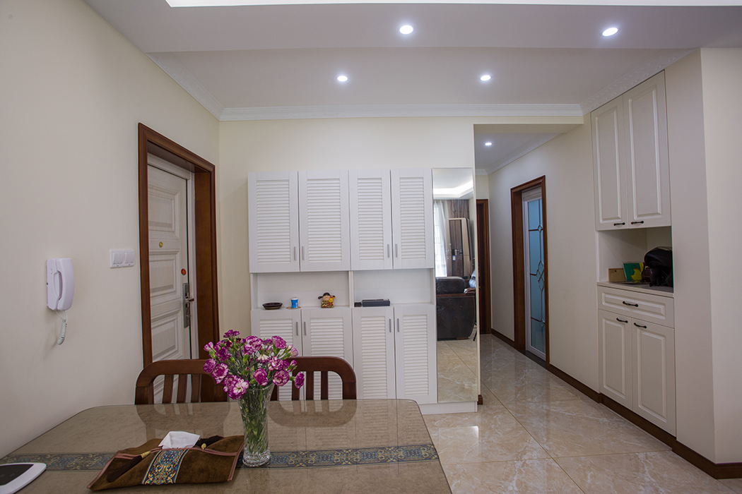 玄關位置巧妙增加收納點，穿衣鏡、鞋柜、出門要帶的鑰匙、包包都有了地方。
