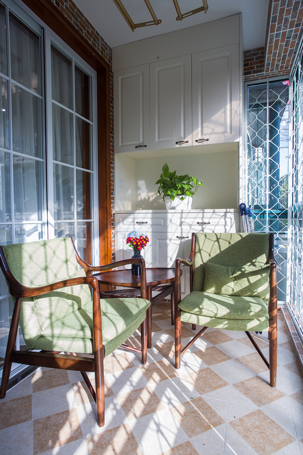 陽臺是洗衣、晾曬、休閑的好地方。
