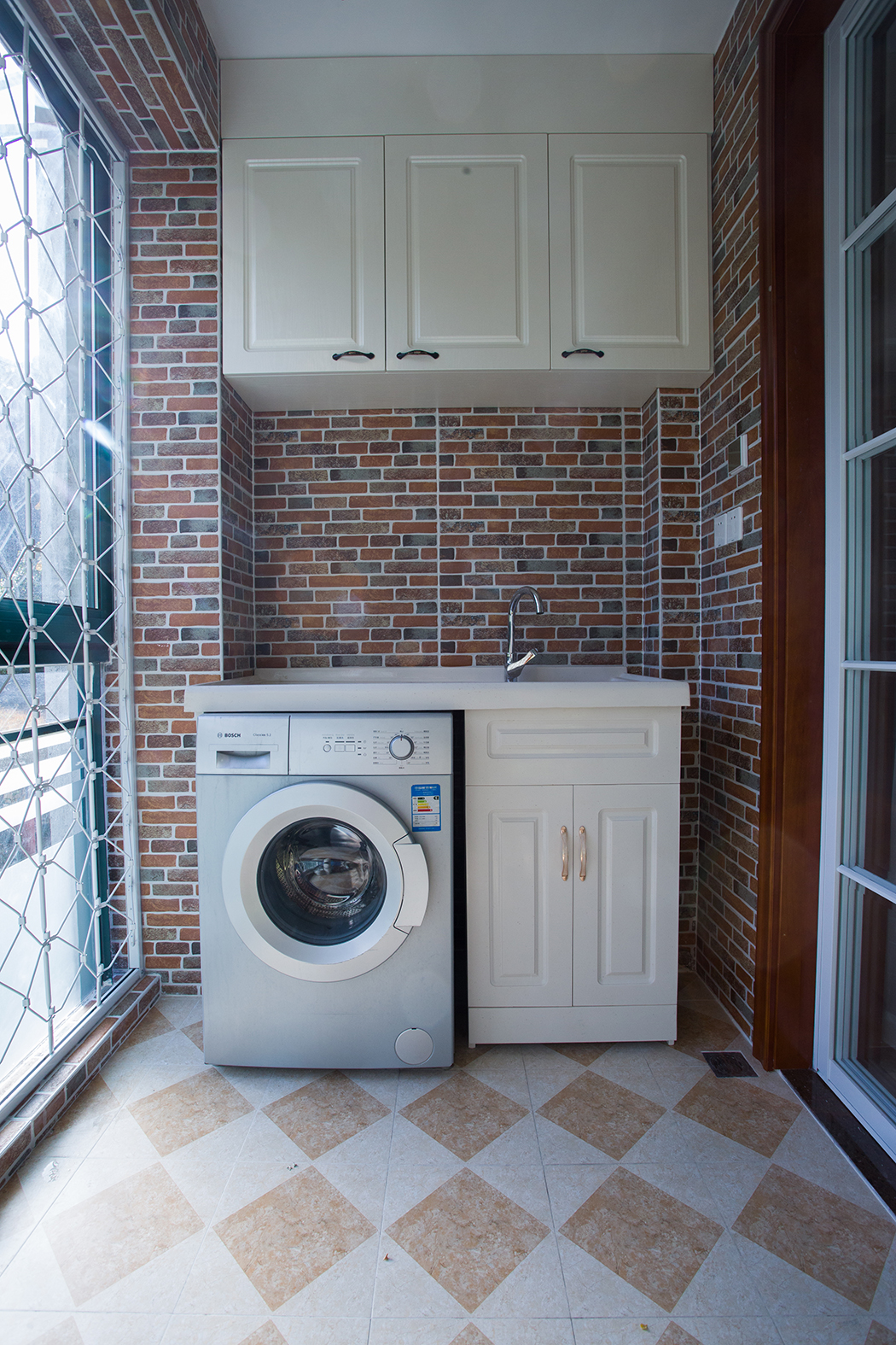 陽臺是洗衣、晾曬、休閑的好地方。
