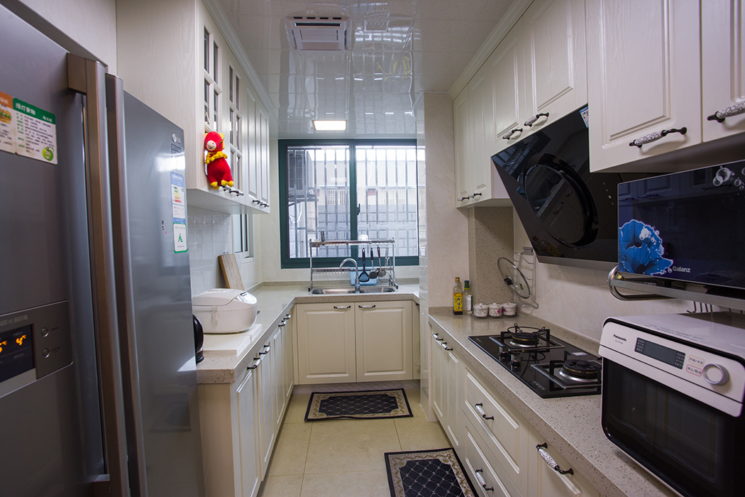 廚房的冰箱與衛生間位置相借20公分，就這樣客戶的雙開門冰箱避免了放在客餐廳的尷尬。
