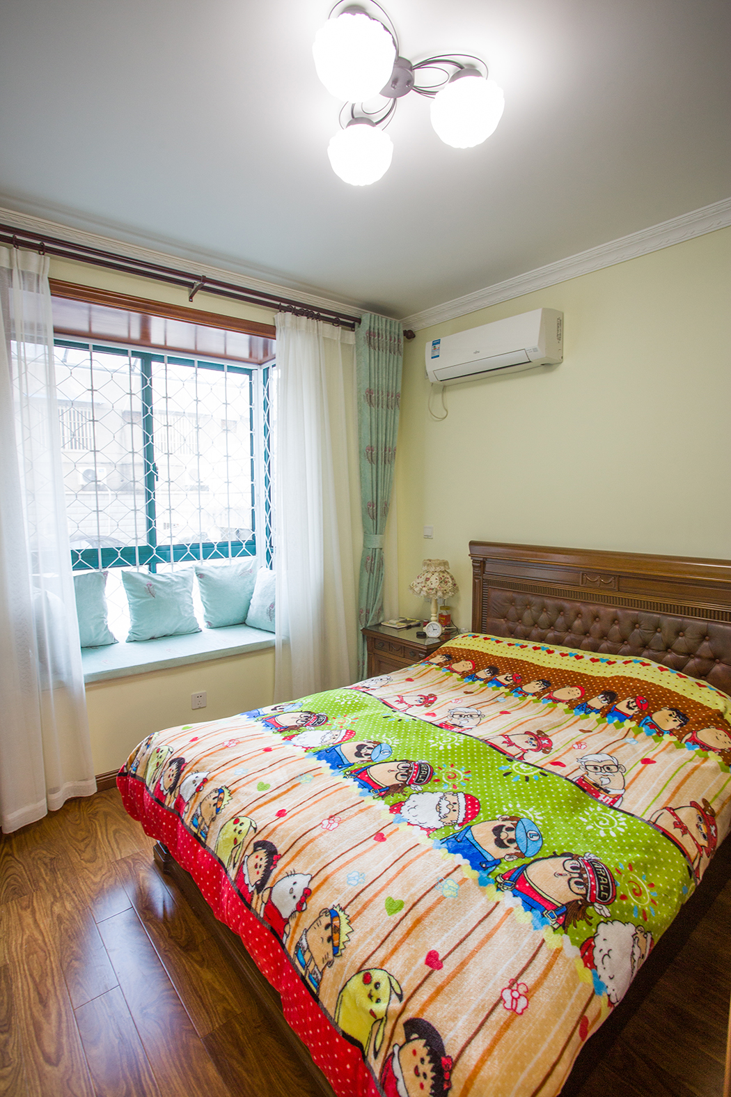 臥室以溫馨色調為主，飄窗臺面做大理石，冬天在臺面上鋪上飄窗墊。
