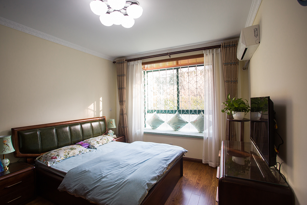 臥室以溫馨色調為主，飄窗臺面做大理石，冬天在臺面上鋪上飄窗墊。