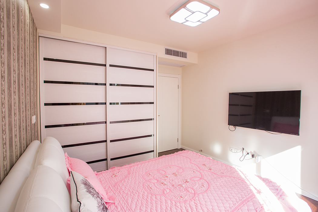 從色彩的空間高度分布來說有穩重和大空間感的效果。
