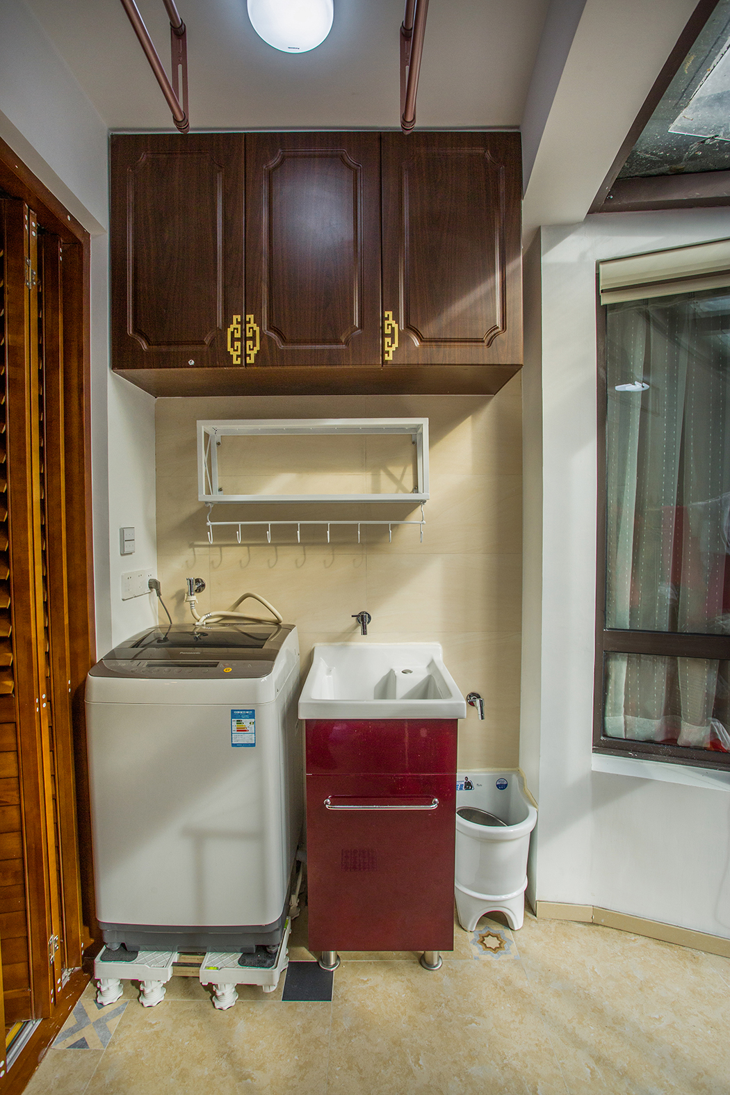 陽臺面積較大瓷磚是60X60拼花仿古磚，洗衣機上方做了吊柜儲物。充分利用陽臺空間作為一半的工作陽臺，另一半卻可以作為休閑陽臺，養些綠植，閑暇時刻，吸收陽光和欣賞花卉。
