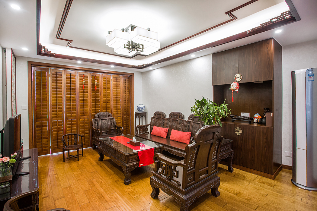 業主是一對中年夫妻，與父母同住，家中還有一個8歲小男孩。父母喜歡沉穩又大氣的格調，家中原有家具和裝飾也多是古典的的中國風。但夫妻二人卻喜歡簡歐風，稍顯溫馨。所以我建議公共空間和老人臥室做成中式風格，與舊的實木家具做融合。而業主夫妻房間和小孩房是簡歐風格，臥室是私密空間，所以即使風格不統一也不會凸顯出來。為了使小孩房間更顯朝氣，加入了地中海風格的元素。
