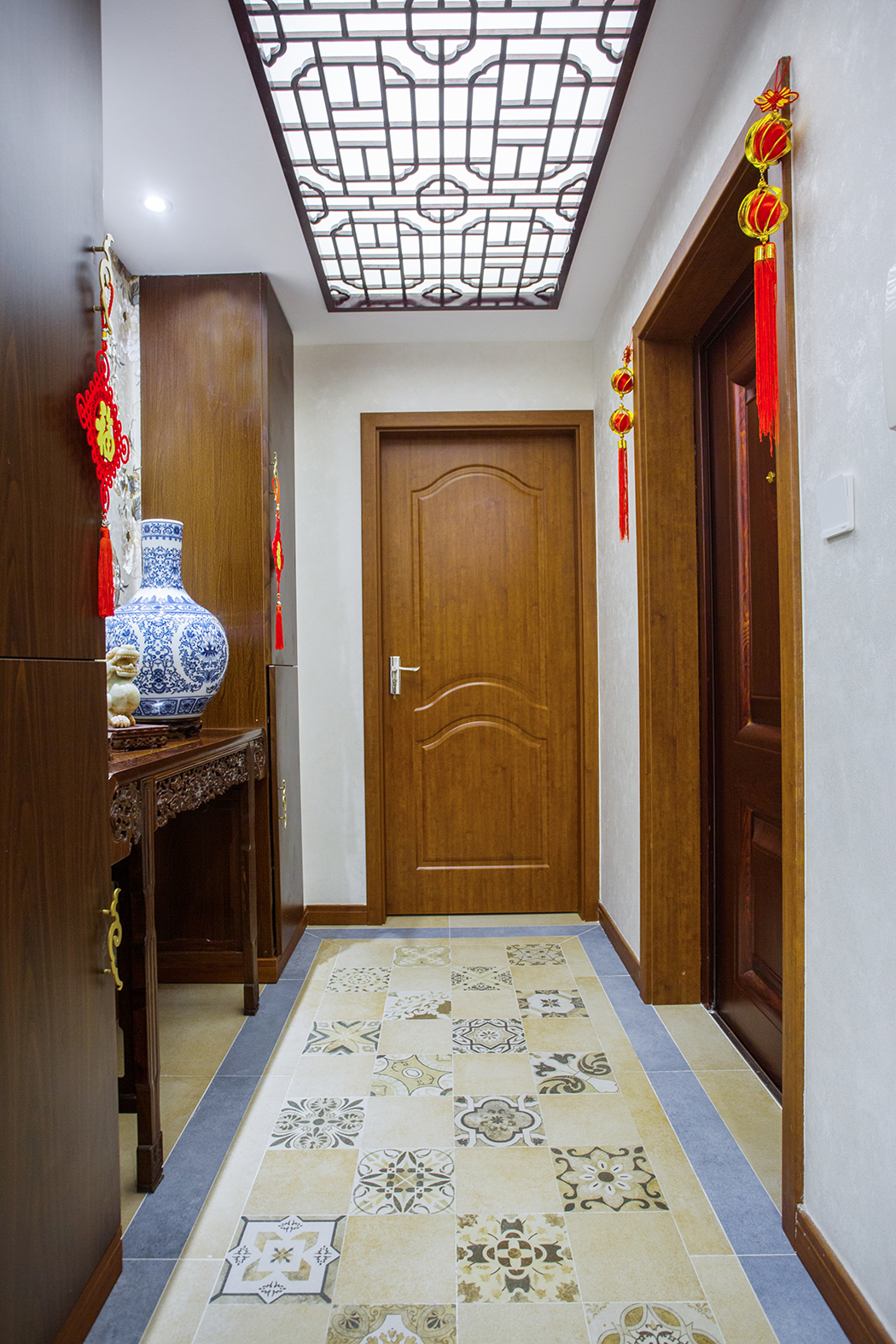 吊頂上的花格元素透出中國古典韻味，結合精巧雅致的陳設，感受東方精神氣韻的流露。
