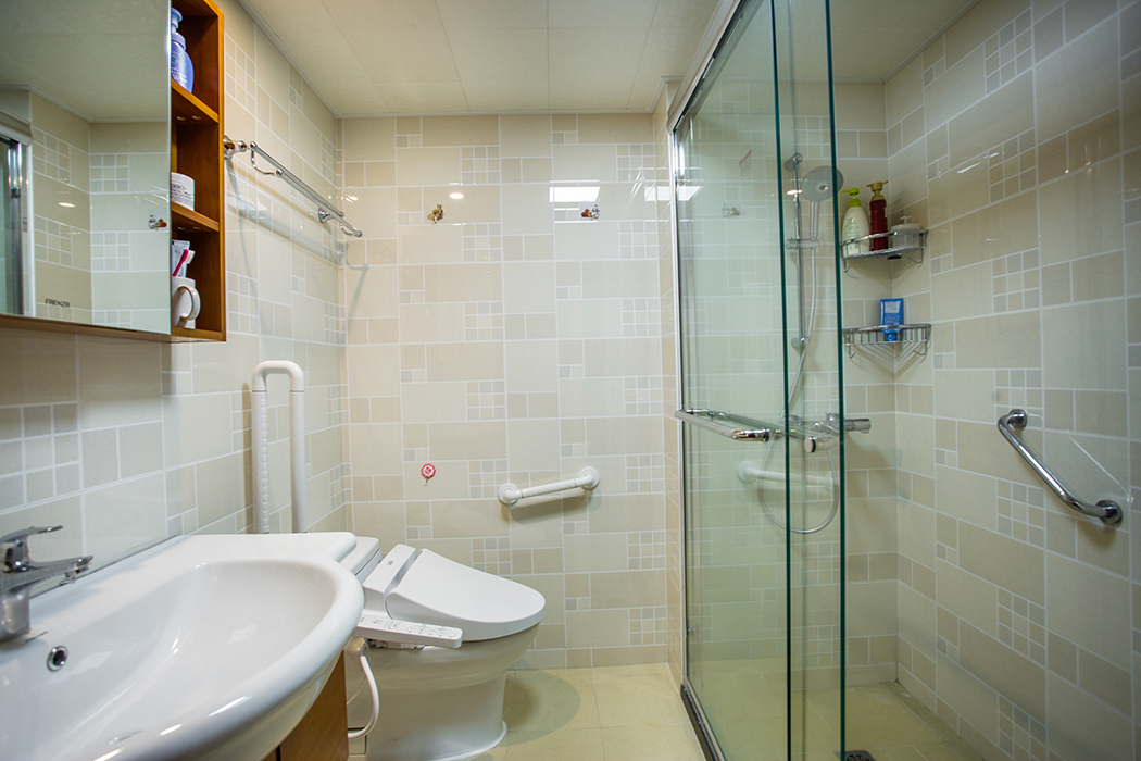 衛生間衛浴依然選擇沉穩原木色，但主衛是沒有窗戶的，所以衛浴原木色顏色較淺，衛生間墻磚和地磚都是素色明亮為主。
