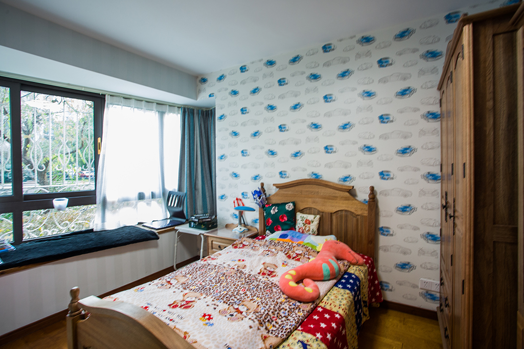 主臥簡歐風格，床頭背景壁紙和軟裝窗簾都選擇的是藍色系，更顯清新之感。
