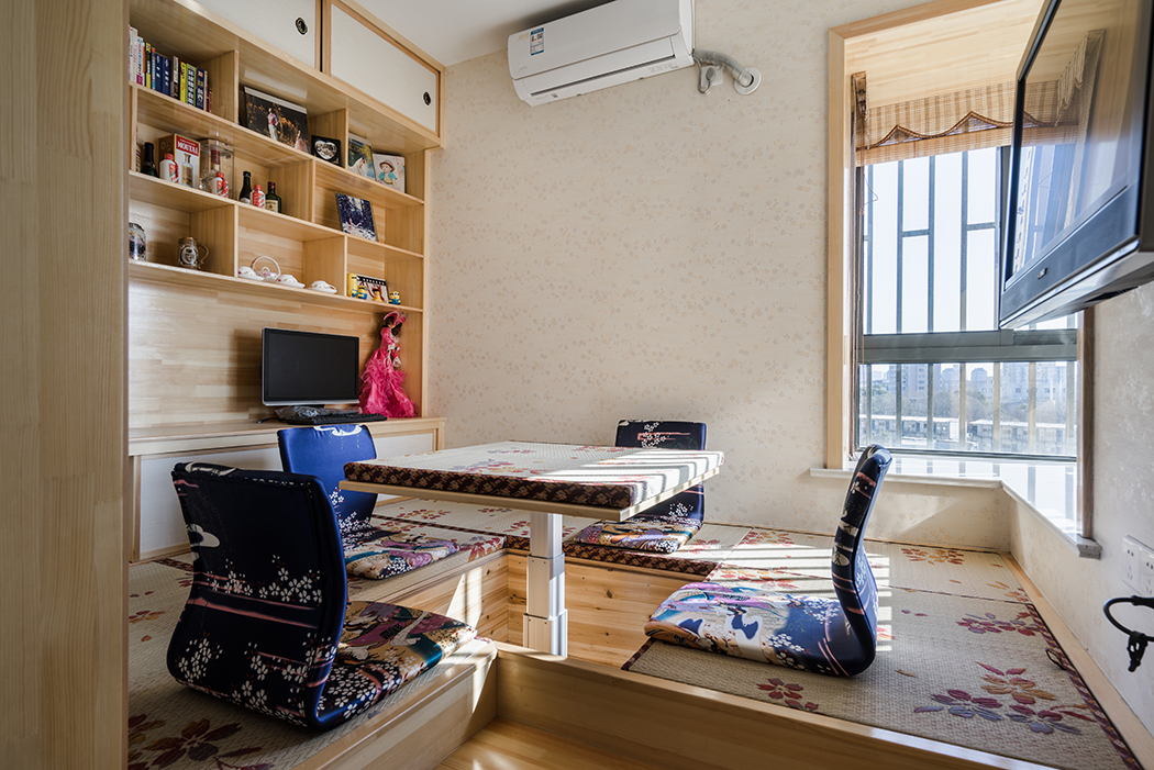 整體書(shū)房以榻榻米為主，不但增加了儲(chǔ)物空間，也讓整個(gè)空間錯(cuò)落有致，朋友在一起品茶，喝咖啡，打麻將，聊天更別具特色，體現(xiàn)舒暢和自在的感覺(jué)。
