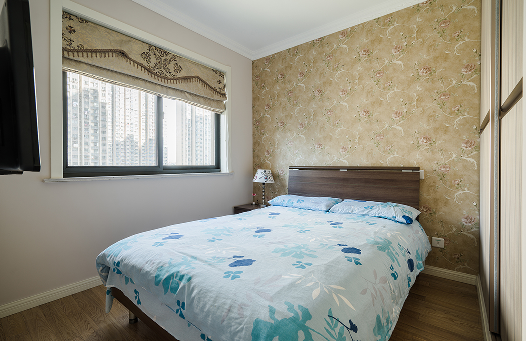 次臥室延續(xù)了主臥室的格調(diào)，在裝飾上搭配的略顯輕松，簡(jiǎn)潔，明快，干凈，又不失單調(diào)。
