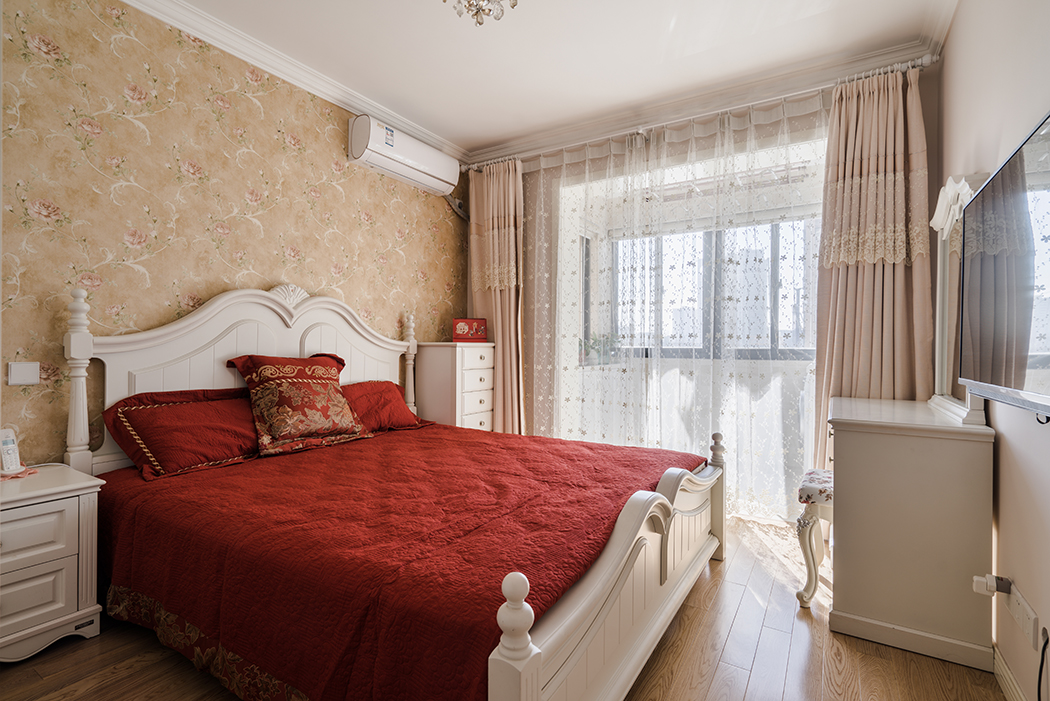 臥室以浪漫溫馨為主，花色墻紙做背景，配上白色的歐式家具，雖然沒(méi)有過(guò)多的裝飾但仍就能感受到美式的情調(diào)融在其中，主臥室既感覺(jué)到無(wú)比溫馨又能體現(xiàn)出主人非凡品味。
