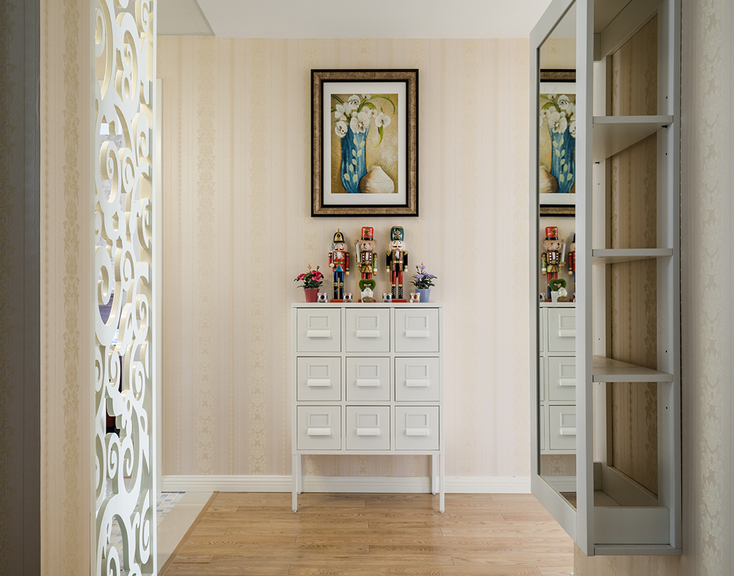 漏空的花格子為空間增添了通透的藝術(shù)氣息，藝術(shù)裝飾品增添了端景的層次感，豐富了整個(gè)畫(huà)面。
