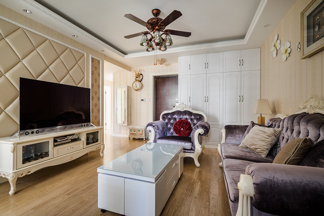 墻面大面積采用墻布，軟包等材質(zhì)，高貴，舒適，藝術(shù)鐘表，古典的吊燈為空間增添了一抹華貴艷麗的美。
