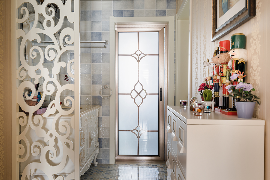 淡藍(lán)色的格子墻磚，配上馬賽克的地磚，清爽，干凈，給人獨(dú)特的欣賞視覺(jué)。
