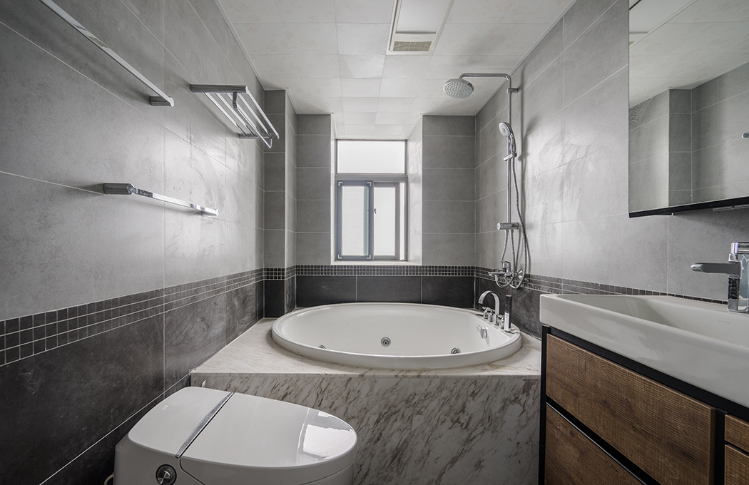 衛生間主人需求的大型沖浪浴缸，爵士白的大理石，白色的潔具，和黑灰的墻地磚使空間獨顯大氣，更滿足了功能需求。
