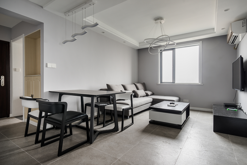 因客餐廳比較緊致，選用了線條，柔和的燈具，在整體感上起到了點睛之筆，黑白的家具也凸顯客戶的氣質，簡單而不失美感。
