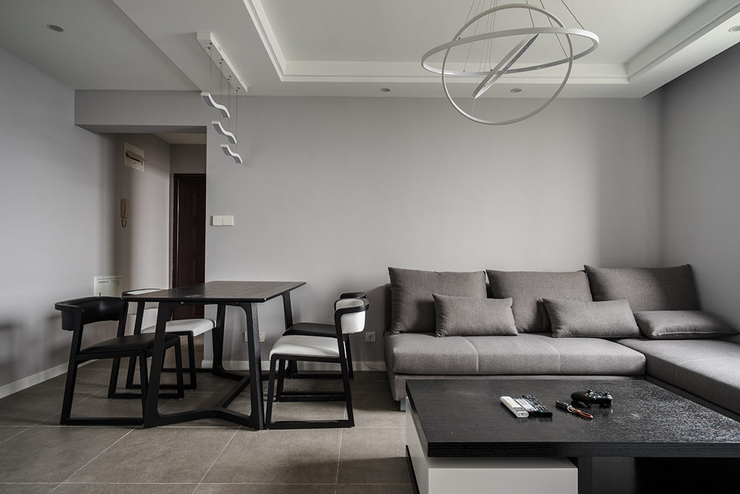 因客餐廳比較緊致，選用了線條，柔和的燈具，在整體感上起到了點睛之筆，黑白的家具也凸顯客戶的氣質，簡單而不失美感。
