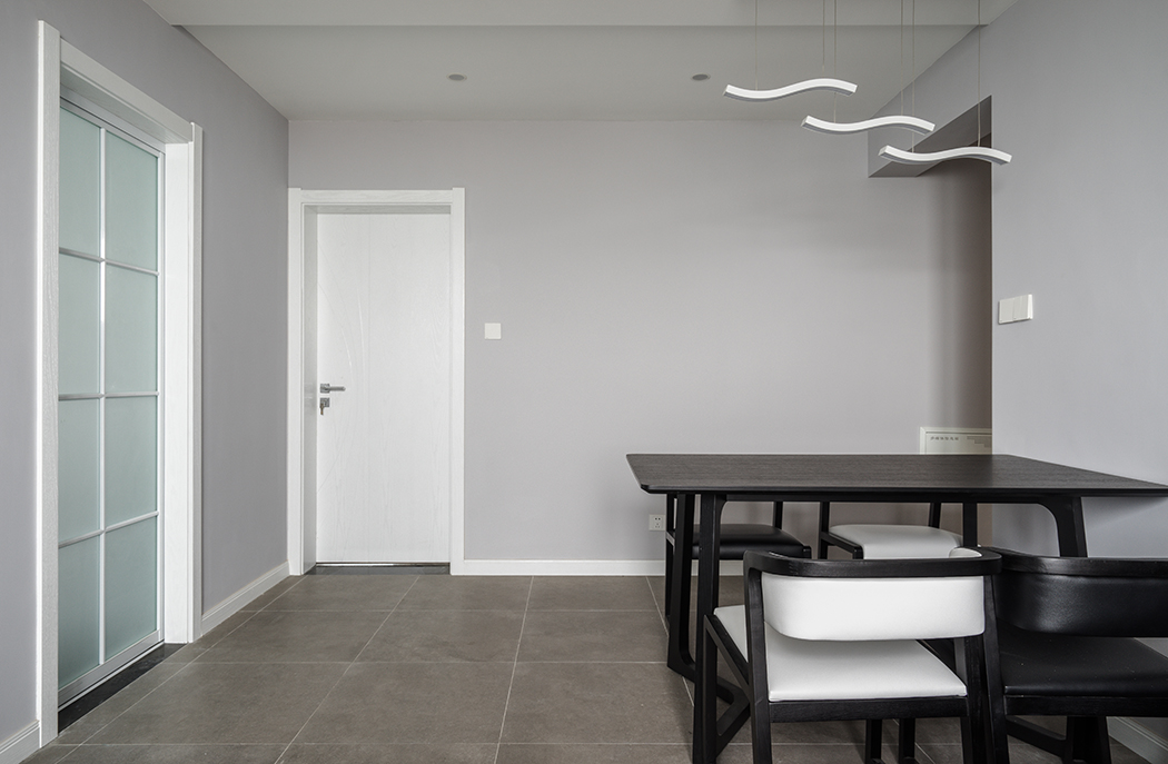 因客餐廳比較緊致，選用了線條，柔和的燈具，在整體感上起到了點睛之筆，黑白的家具也凸顯客戶的氣質，簡單而不失美感。