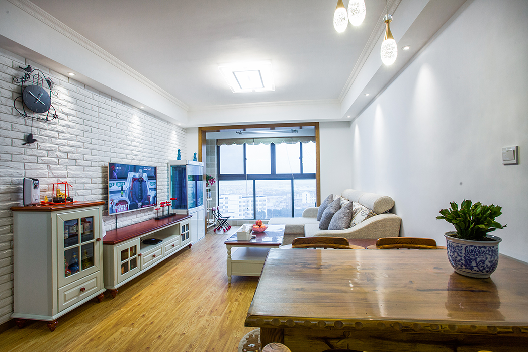 客廳采用色調是白+木，房子客廳和餐廳是直筒型的，墻面用白色會讓整個空間顯得寬敞和亮堂。
