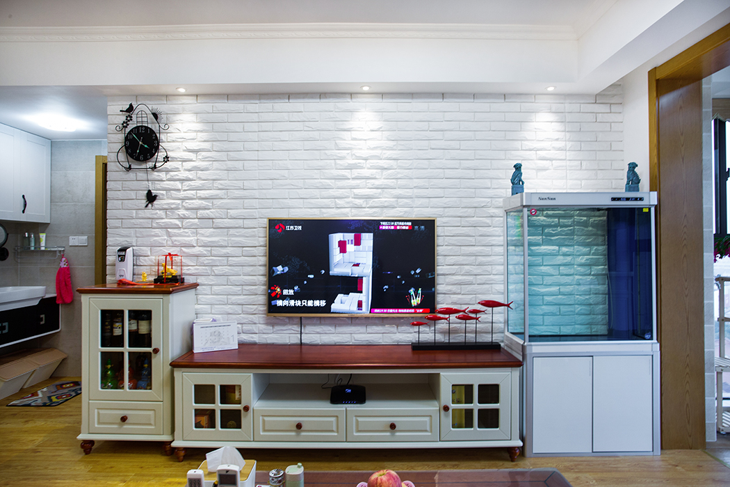 客廳電視背景墻采用文化磚，讓整個墻面不那么單調，配上田園風的家具，簡簡單單而不失溫馨。
