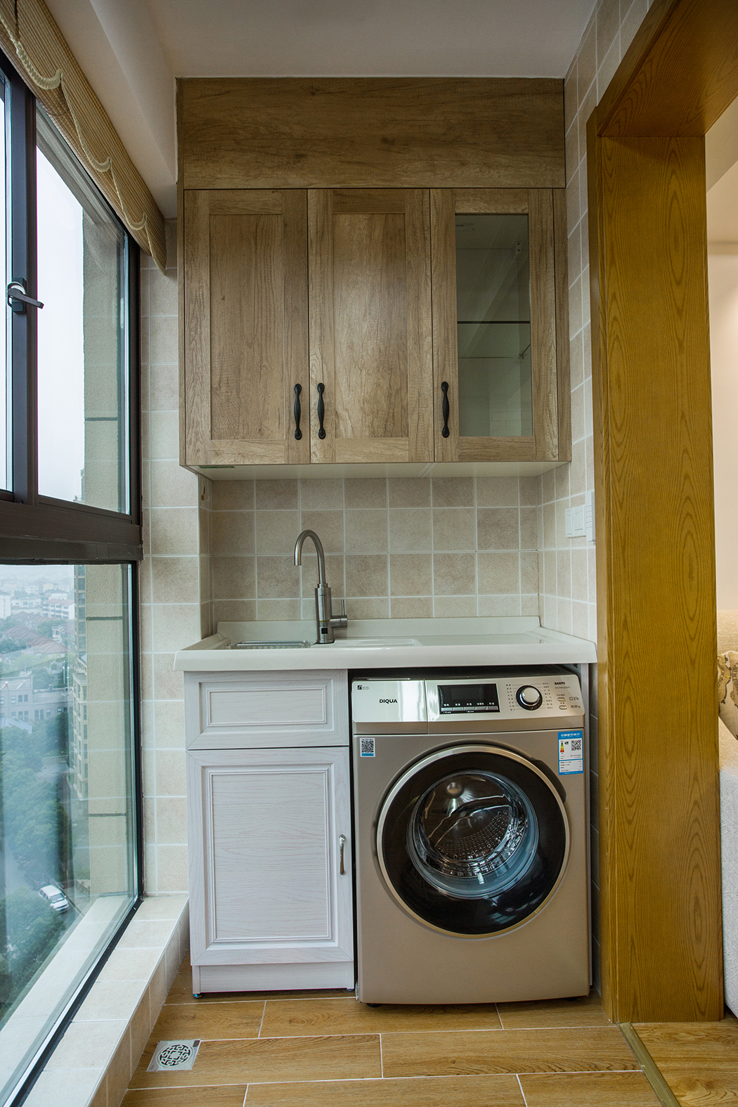 陽臺的地磚使用的是仿地板地磚，跟客廳的地板顏色接近，這樣不僅有整體性，也會讓整個空間加長，還有業主養了好幾年的蟹爪蘭，，整個陽臺都賦予了生機。
