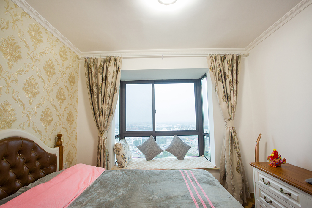 主臥相對客廳來說顏色要溫馨一些，不管是壁紙和窗簾，都選的淡黃色，跟家具搭配起來很雅靜，能給主人一個舒適安逸的睡眠環境。
