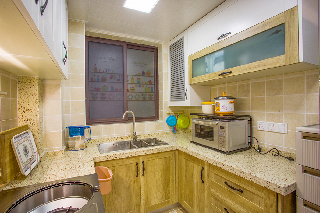 拿到房子以后，客戶最頭疼的問題就是廚房間的采光問題，原本廚房間的門是在微波爐的位置，窗戶那邊是天井，基本上沒有采光，現在改過以后，廚房間的門直通客餐廳，采光問題迎刃而解。
