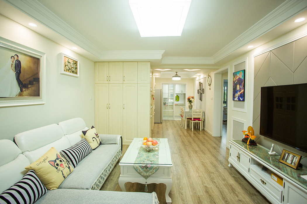 該業主事業有成，追求高品質生活。整體的室內設計，以現代時尚為主，配以簡歐的風格點綴，二者渾然一體的融合在空間的每處細節，視覺上通透大氣、華麗高貴，展現了主人優雅的內涵和品位。
