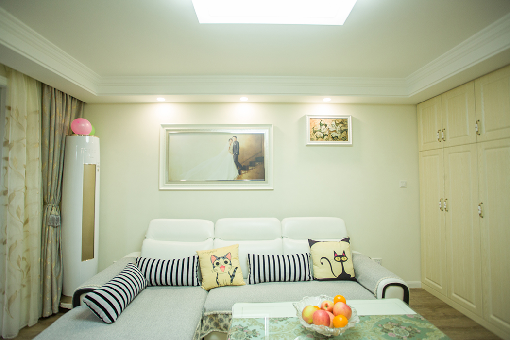 該業主事業有成，追求高品質生活。整體的室內設計，以現代時尚為主，配以簡歐的風格點綴，二者渾然一體的融合在空間的每處細節，視覺上通透大氣、華麗高貴，展現了主人優雅的內涵和品位。
