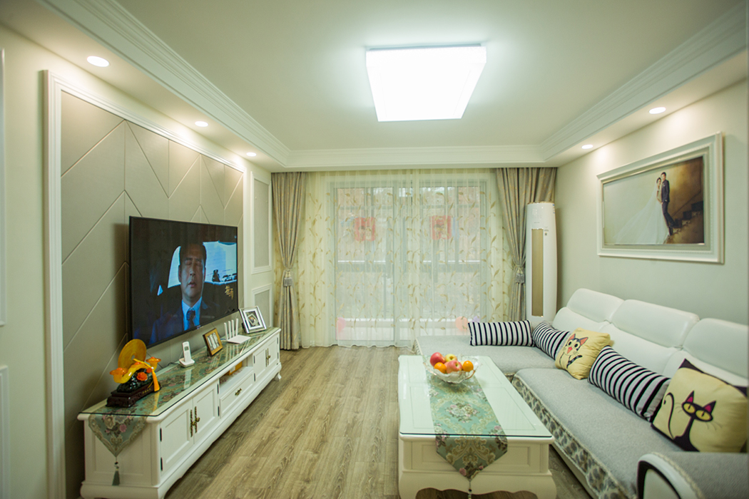 該業主事業有成，追求高品質生活。整體的室內設計，以現代時尚為主，配以簡歐的風格點綴，二者渾然一體的融合在空間的每處細節，視覺上通透大氣、華麗高貴，展現了主人優雅的內涵和品位。
