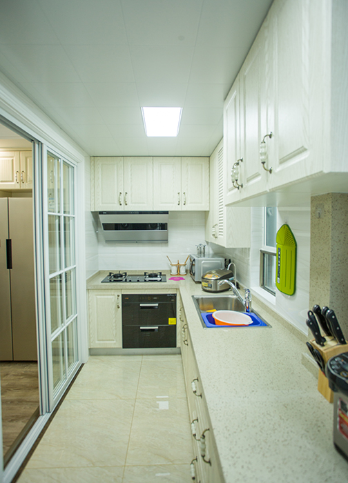 該業主事業有成，追求高品質生活。整體的室內設計，以現代時尚為主，配以簡歐的風格點綴，二者渾然一體的融合在空間的每處細節，視覺上通透大氣、華麗高貴，展現了主人優雅的內涵和品位。
