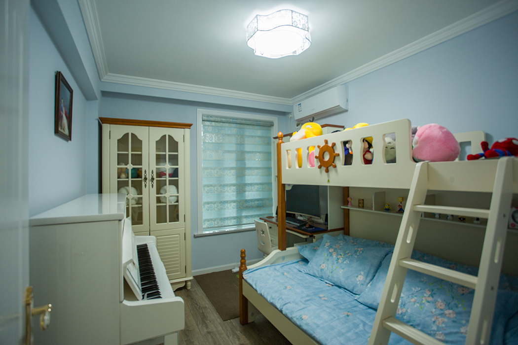 該業主事業有成，追求高品質生活。整體的室內設計，以現代時尚為主，配以簡歐的風格點綴，二者渾然一體的融合在空間的每處細節，視覺上通透大氣、華麗高貴，展現了主人優雅的內涵和品位。
