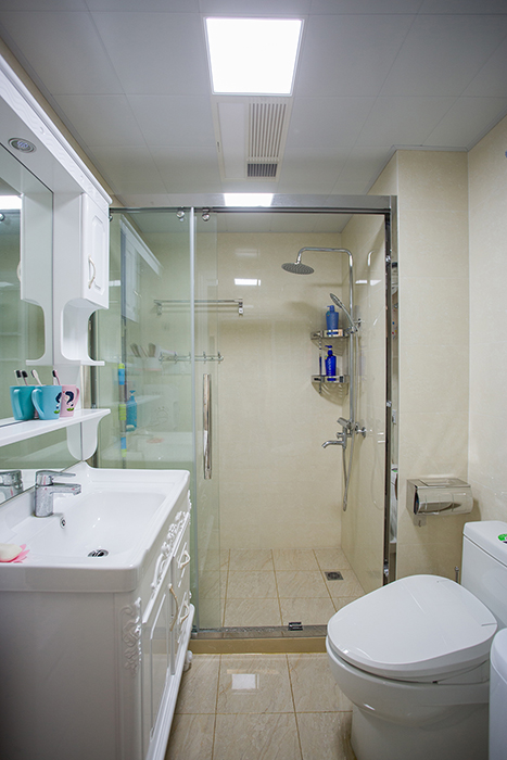 該業主事業有成，追求高品質生活。整體的室內設計，以現代時尚為主，配以簡歐的風格點綴，二者渾然一體的融合在空間的每處細節，視覺上通透大氣、華麗高貴，展現了主人優雅的內涵和品位。
